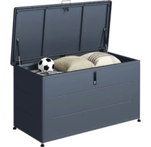 Coffre de jardin ouvert en métal anthracite contenant un ballon de football et des coussins, avec vérins à gaz et serrure.