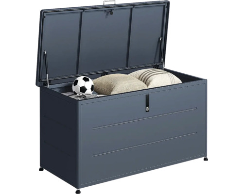 Coffre de jardin ouvert en métal anthracite contenant un ballon de football et des coussins, avec vérins à gaz et serrure.