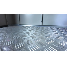 Vue intérieure d une cabane de jardin avec un sol antidérapant en tôle striée d aluminium.