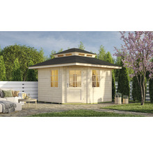 Abri de jardin en bois avec un toit à deux niveaux, une porte vitrée et deux fenêtres à croisillons sur une terrasse en pierre.