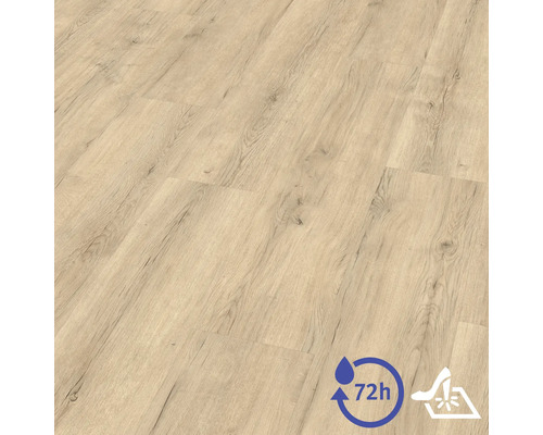 Sol stratifié aspect chêne avec veinage bois, résistant à l'eau jusqu'à 72 heures et résistant à la lumière.