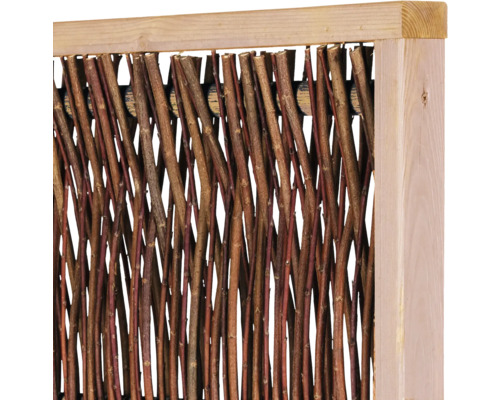 Gros plan sur une clôture occultante composée de branches naturelles tressées dans un cadre en bois clair.