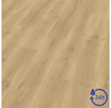 Revêtement de sol stratifié aspect chêne avec veinage du bois visible, résistant à l'eau jusqu'à 24 heures.