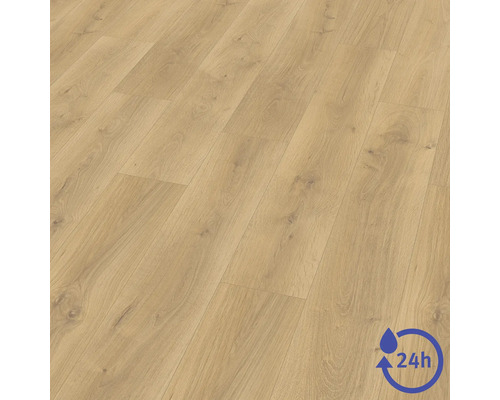 Revêtement de sol stratifié aspect chêne avec veinage du bois visible, résistant à l'eau jusqu'à 24 heures.