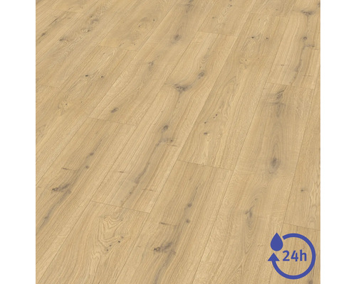 Revêtement de sol stratifié aspect bois, décor chêne avec nœuds et symbole de résistance à l'eau pendant 24 heures.