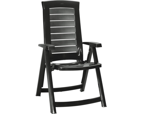 Chaise de jardin pliante noire en plastique avec dossier haut et accoudoirs.