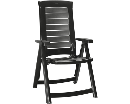 Chaise de jardin pliante en plastique noir avec accoudoirs et dossier à lattes.