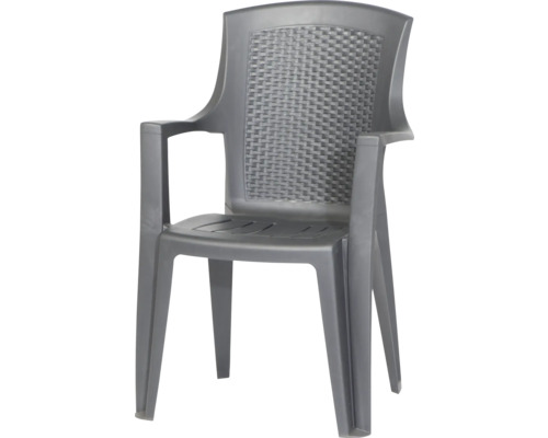 Chaise de jardin empilable en plastique avec accoudoirs et dossier aspect rotin.