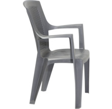 Chaise de jardin empilable en plastique avec accoudoirs et dossier aspect tressé.
