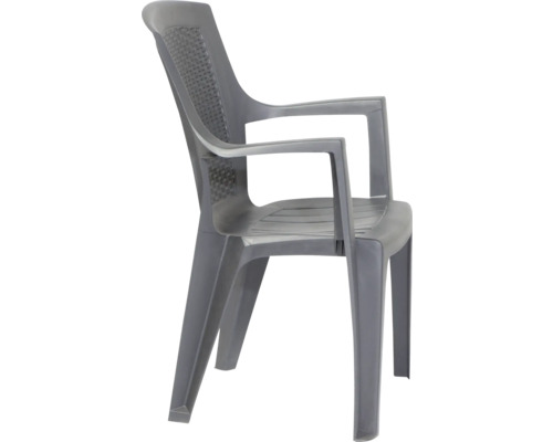 Chaise de jardin empilable en plastique avec accoudoirs et dossier aspect tressé.