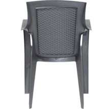 Chaise de jardin grise en plastique avec accoudoirs et dossier aspect tressé, vue arrière.