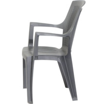 Chaise de jardin en plastique avec accoudoirs, anthracite, assise à lattes et dossier avec structure tressée.