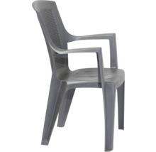 Chaise de jardin empilable grise en plastique avec accoudoirs et dossier aspect rotin.