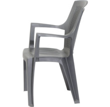 Chaise de jardin empilable en plastique avec accoudoirs et dossier à l'aspect tressé.
