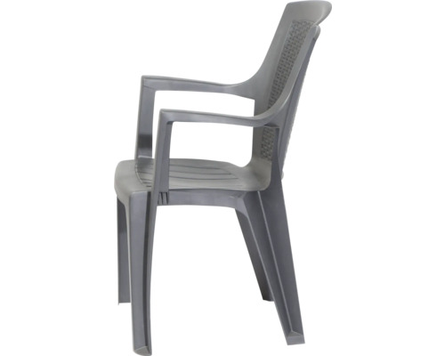 Chaise de jardin empilable en plastique avec accoudoirs et dossier à l'aspect tressé.