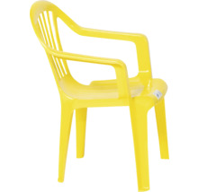 Chaise de jardin empilable jaune en plastique avec accoudoirs et dossier à lattes.