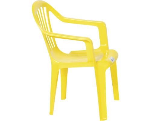 Chaise de jardin empilable jaune en plastique avec accoudoirs et dossier à lattes.