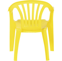 Chaise jaune pour enfant en plastique avec accoudoirs et dossier à lattes.