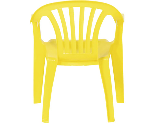 Chaise jaune pour enfant en plastique avec accoudoirs et dossier à lattes.
