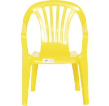 Chaise de jardin jaune en plastique avec accoudoirs, dossier à barreaux verticaux et label de sécurité contrôlée.
