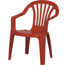 Chaise de jardin rouge en plastique avec accoudoirs et dossier à lattes.