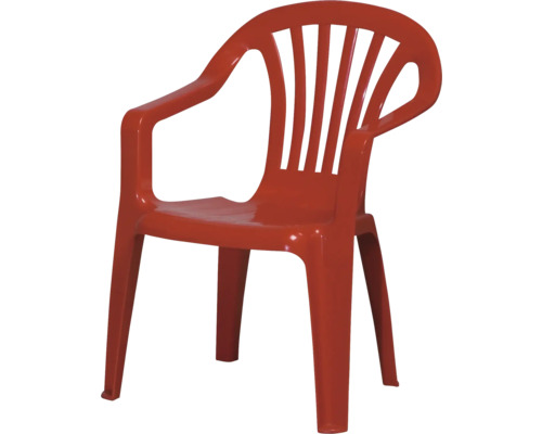 Chaise de jardin rouge en plastique avec accoudoirs et dossier à lattes.