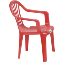 Chaise de jardin empilable en plastique rouge avec accoudoirs et dossier à lattes.