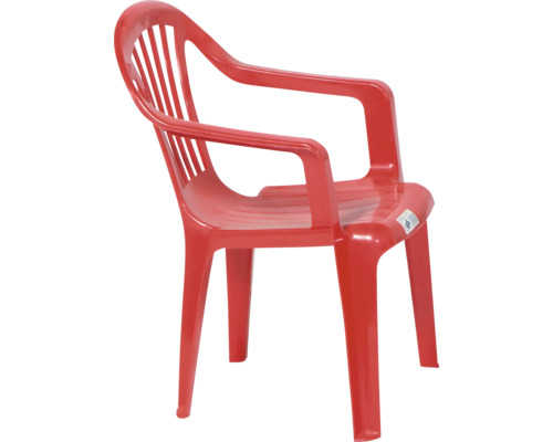 Chaise de jardin empilable en plastique rouge avec accoudoirs et dossier à lattes.
