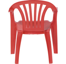 Chaise en plastique rouge avec accoudoirs et dossier à lattes.