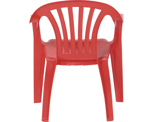 Chaise en plastique rouge avec accoudoirs et dossier à lattes.