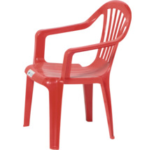 Chaise de jardin empilable rouge en plastique avec accoudoirs et dossier à lattes.