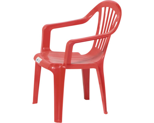 Chaise de jardin empilable rouge en plastique avec accoudoirs et dossier à lattes.
