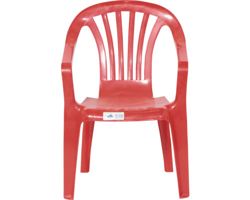 Chaise de jardin rouge en plastique avec accoudoirs et dossier à lattes.