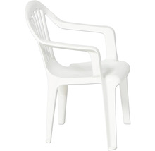 Chaise de jardin empilable en plastique blanc avec accoudoirs et dossier à lattes.