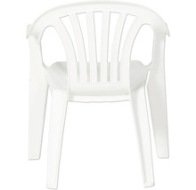 Chaise de jardin empilable blanche en plastique avec dossier à lattes et accoudoirs.
