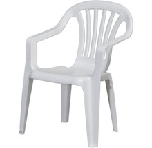 Chaise de jardin empilable en plastique blanc avec accoudoirs et dossier à lattes.