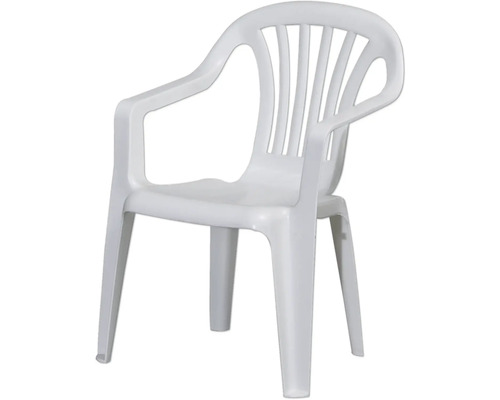 Chaise de jardin empilable en plastique blanc avec accoudoirs et dossier à lattes.