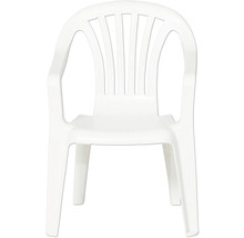 Chaise de jardin empilable en plastique blanc avec accoudoirs et barreaux verticaux dans le dossier.