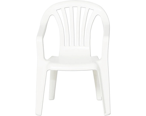 Chaise de jardin empilable en plastique blanc avec accoudoirs et barreaux verticaux dans le dossier.