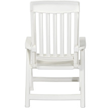 Chaise de jardin pliante blanche en plastique avec dossier haut et accoudoirs, vue arrière.