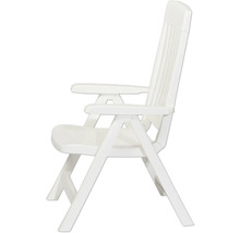 Fauteuil de jardin pliant en plastique blanc, dossier haut et accoudoirs, vue de côté.