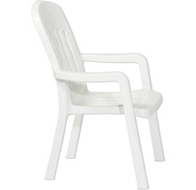 Chaise de jardin blanche empilable en plastique avec accoudoirs et dossier haut.