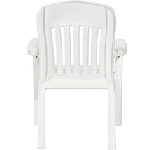 Chaise de jardin en plastique blanc avec accoudoirs et dossier à lattes.