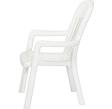Chaise de jardin empilable blanche en plastique avec accoudoirs et dossier à lattes.