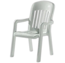 Chaise de jardin empilable blanche en plastique avec accoudoirs et dossier haut.
