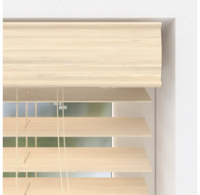 Store venitien horizontal en bois avec des lamelles aspect bois clair et un cordon de tirage.
