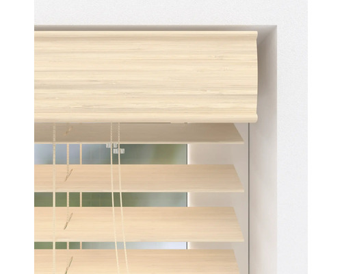 Store venitien horizontal en bois avec des lamelles aspect bois clair et un cordon de tirage.