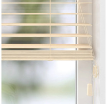Store vénitien horizontal crème sur une fenêtre avec cordon de tirage et lamelles.