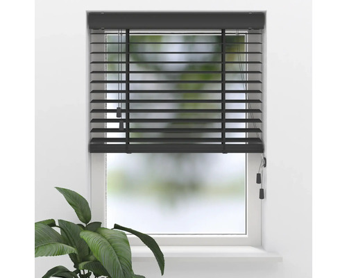 Store vénitien en bois anthracite sur une fenêtre avec cadre blanc et une plante au premier plan.