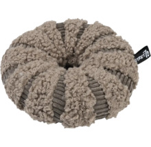 Jouet pour animaux de compagnie en forme de beignet avec rayures alternées de peluche bouclée et de velours côtelé. Logo District 70.